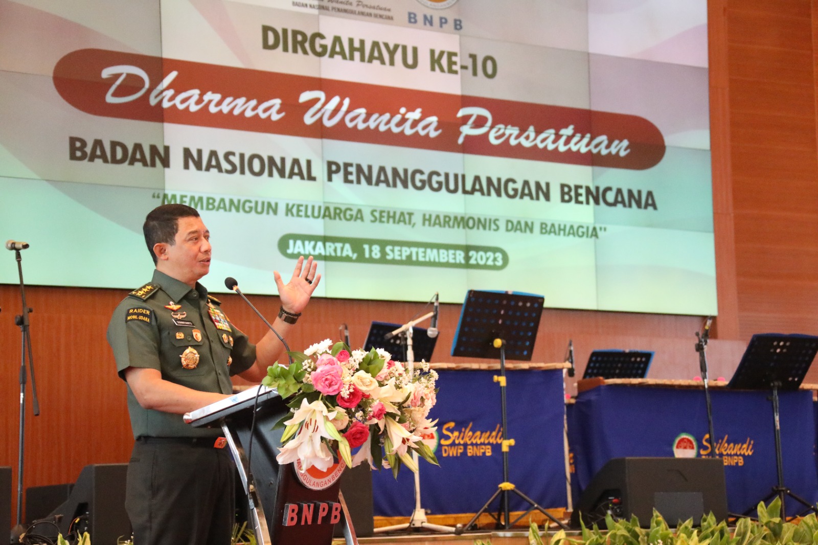 Kepala BNPB Letjen TNI Suharyanto selaku Penasehat Dharma Wanita Persatuan (DWP) BNPB saat memberikan arahan pada Hari Ulang Tahun DWP BNPB ke 10 di Aula Sutopo Purwo Nugroho, Graha BNPB, Jakarta pada Senin (18/9).